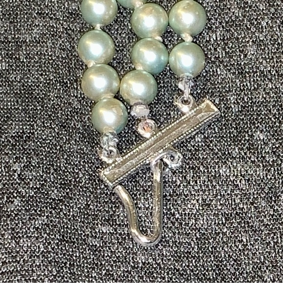 ❤️Vintage Green Three Strand Pearls Clip on Earrings Classic Japan - Picture 4 of 8